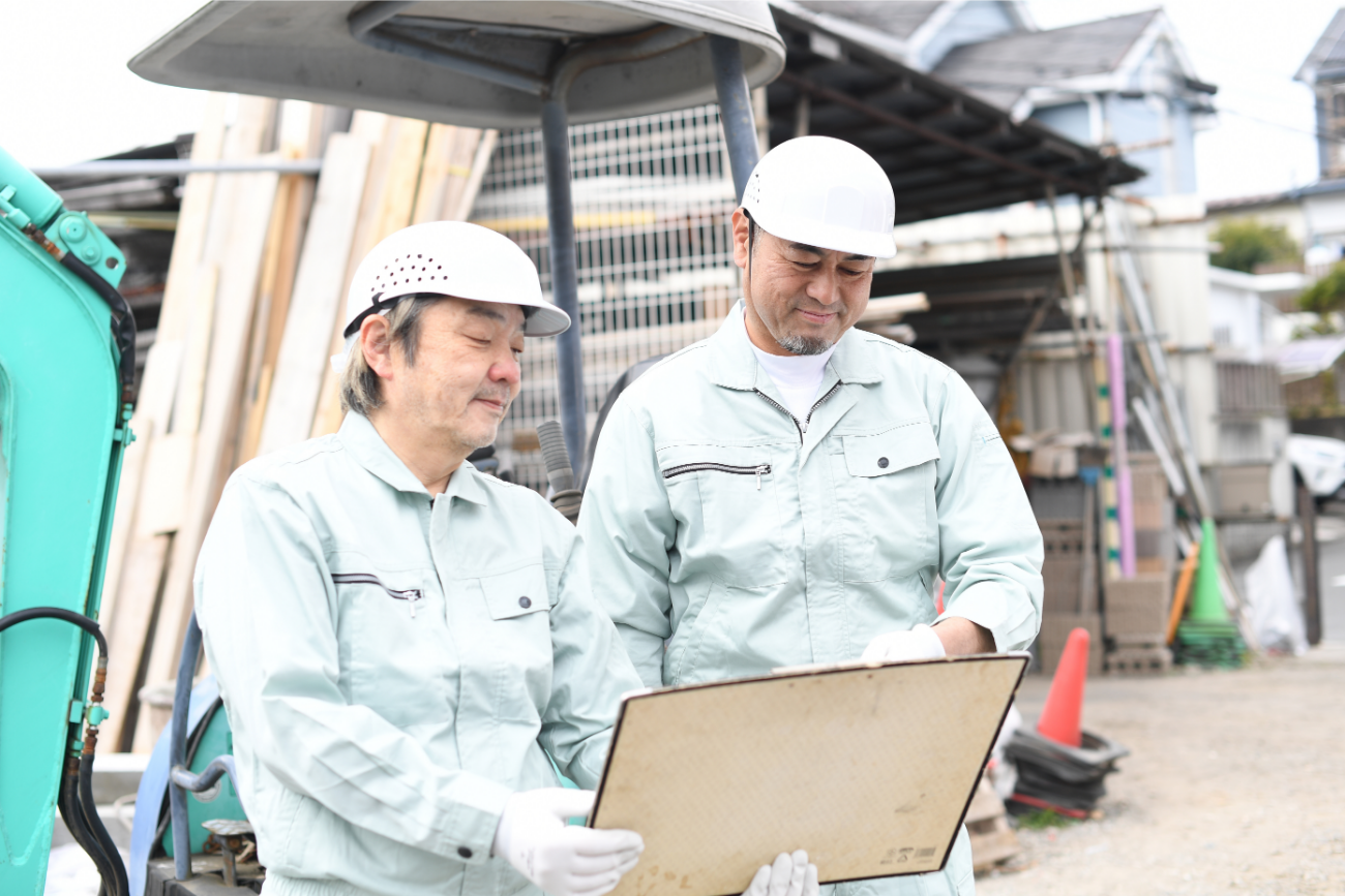 作業現場で確認作業をする二人